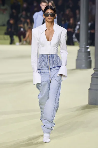 Look 16